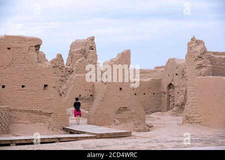 Visita turistica di Jiaohe / Yarkhoto, città in rovina nella valle di Yarnaz lungo la strada della seta vicino a Turpan / Turfan / Tulufan, Xinjiang, Cina Foto Stock