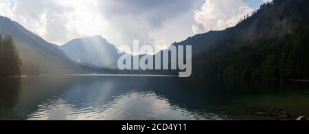 Vista panoramica sul lago di Vorderer langbathsee nella montagna austriaca dell'Alpe Foto Stock