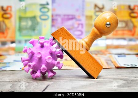 Biglietti in miniatura, francobolli e banconote in euro per il coronavirus Foto Stock