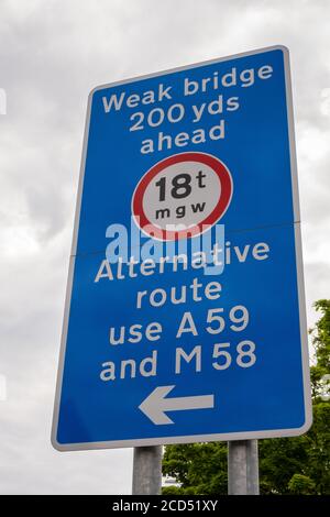 Segnaletica stradale che indica il ponte debole in Ormskirk Lancashire Giugno 2020 Foto Stock