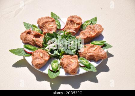 Piatti mediorientali o arabi e meze assortiti, antipasti e condimento di cibo libanese piatto, piatti mediorientali o arabi e meze assortiti Foto Stock