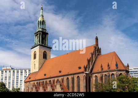 La chiesa di Santa Maria, conosciuta in tedesco come Marienkirche, è una chiesa situata vicino ad Alexanderplatz, nel centro di Berlino, in Germania Foto Stock