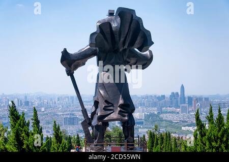 Il retro del bronzo yu il grande fondatore della statua della dinastia xia che domina la città di shaoxing cina in una giornata di sole nella provincia di Zhejiang. Foto Stock