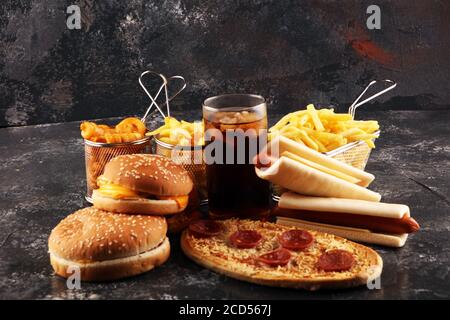 Prodotti malsani. Cibo cattivo per figura, pelle, cuore e denti. Assortimento di alimenti per carboidrati veloci Foto Stock