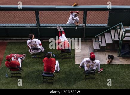 Washington, Stati Uniti. 26 Agosto 2020. Washington Nationals Outfielder Adam Eaton sviene cattura una palla a tre run home run hit da Philadelphia Phillies J.T. Realmuto come cade nella bullpen Nationals, al Nationals Park a Washington, DC martedì 25 agosto 2020. Foto di Kevin Dietsch/UPI Credit: UPI/Alamy Live News Foto Stock