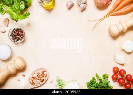 Vista dall'alto di una pentola e di una varietà di piatti freschi ingredienti vegetali crudi per la preparazione di zuppe di verdure con spazio di copia Foto Stock