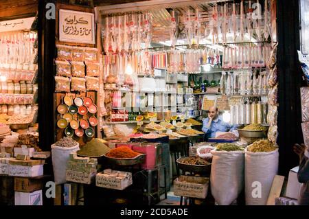 Il suq di al-Hamidiyah, Damasco Siria 04/12/2009 Spice stallano nel mercato principale Foto Stock