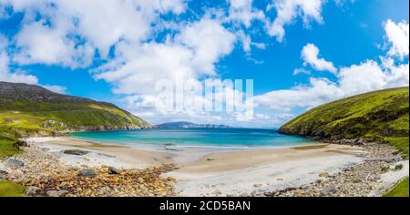 Spiaggia di sabbia di Keem Bay sulla Wild Atlantic Way, Achill Island, County Mayo, Irlanda Foto Stock