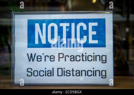 Staines-upon-Thames, Surrey, Regno Unito. 26 agosto 2020. A stiamo praticando il segno di allontanamento sociale in una finestra di caffè. Credito: Maureen McLean/Alamy Foto Stock