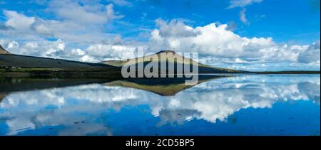 Vista del lago e le nuvole sul cielo, Bellacragher Bay, Contea di Mayo, Irlanda Foto Stock