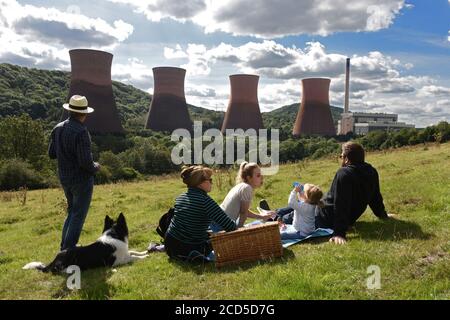 Picnic in famiglia su Strethill Meadow con vista sulle torri di raffreddamento della centrale elettrica di Ironbridge. Foto Stock