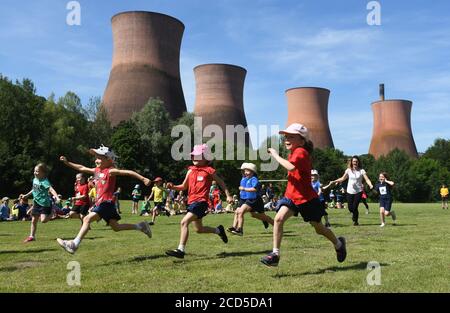 Giornata degli sport scolastici con vista sulle torri di raffreddamento della centrale elettrica Ironbridge Foto Stock