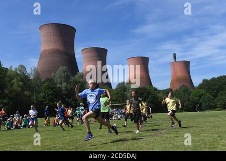 Giornata degli sport scolastici con vista sulle torri di raffreddamento della centrale elettrica Ironbridge Foto Stock