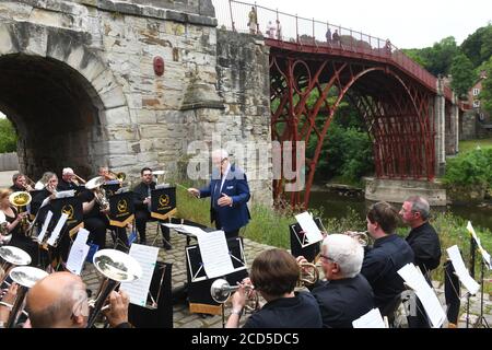 La Rogerstone Community Band si esibisce accanto all'Ironbridge nello Shropshire, Regno Unito Foto Stock