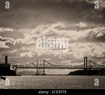 Fotografia in bianco e nero con vista laterale del Ponte di Carquinez, Vallejo, California, USA Foto Stock
