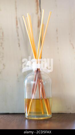 Olio aromatico con bastoncini in un vaso di vetro Foto Stock