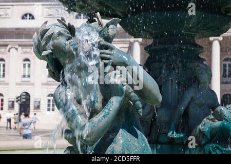 La statua della fontana in bronzo umido in Piazza Rossio o Piazza Pedro IV, a Lisbona, Portogallo. Fu importato dalla Francia nel XIX secolo Foto Stock