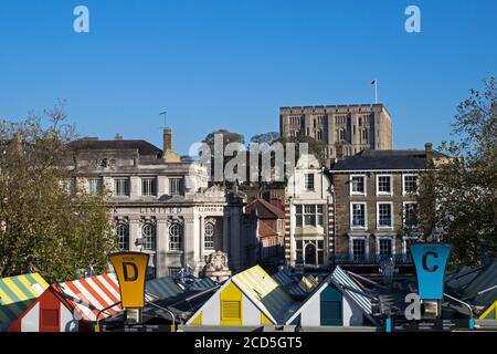 Norwich Market con i suoi colorati Swnings Striped, con il Castello che sorge sopra la Città, Norwich, Norfolk, Inghilterra, Regno Unito Foto Stock