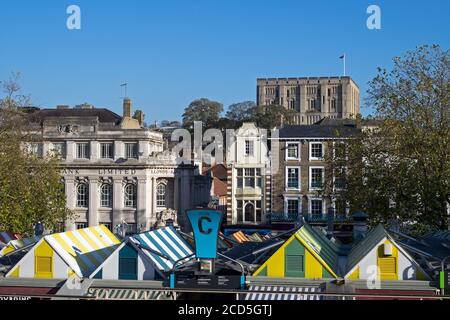 Norwich Market con i suoi colorati Swnings Striped, con il Castello che sorge sopra la Città, Norwich, Norfolk, Inghilterra, Regno Unito Foto Stock