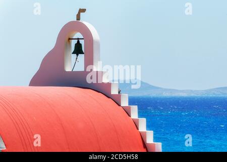 Greco ortodosso cappella con vista mare, Agios Stefanos, Mykonos, Cicladi Isole, Grecia Foto Stock