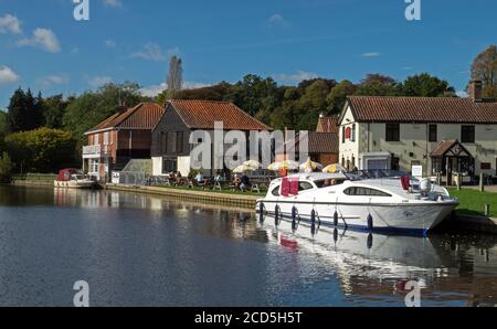 The Norfolk Broads at Coltisall on the River Bure, con Riverside Pub & ormeggiato Yacht, Coltisall, Norfolk, Inghilterra, Regno Unito Foto Stock