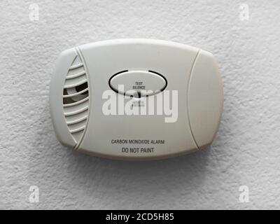 Allarme monossido di carbonio montato a parete installato in una casa. Foto Stock