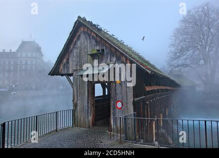 L'Obere Schleuse, uno dei due tradizionali ponti in legno coperto nella città di Thun, Oberland Bernese, Svizzera Foto Stock