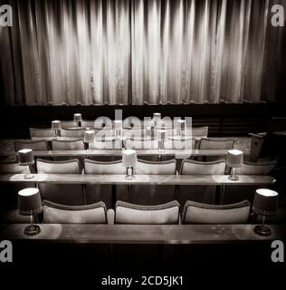 Interni del cinema degli anni '60 in bianco e nero Foto Stock