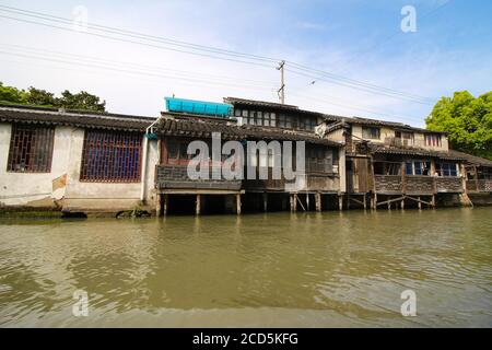 Case come visto lungo il pittoresco Canal Grande nell'antica Suzhou, Cina Foto Stock