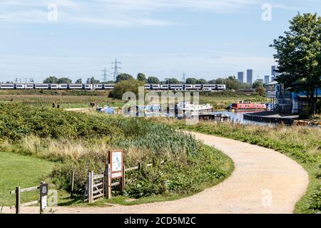 Una vista lungo il fiume Lea da Horse Shoe Bridge a Clapton, il Walthamstow Marshes sulla sinistra, Londra, Regno Unito Foto Stock