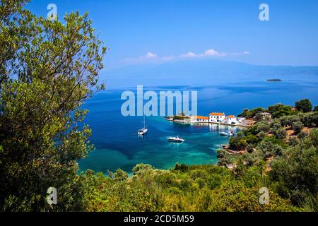 Tzasteni un pittoresco piccolo borgo e splendida baia vicino a Milina città, Pelio meridionale, Magnessia, Tessaglia, Grecia. Foto Stock