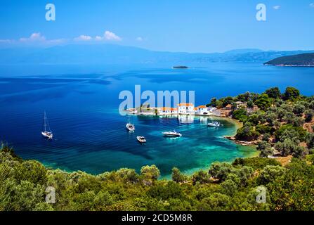 Tzasteni un pittoresco piccolo borgo e splendida baia vicino a Milina città, Pelio meridionale, Magnessia, Tessaglia, Grecia. Foto Stock