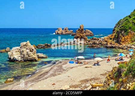 Spiaggia di Mourtias, vicino al villaggio di Promyri, Pelio meridionale, Magnessia, Tessaglia, Grecia. Foto Stock