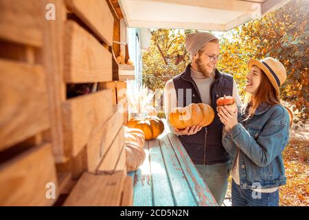 Concetto di preparazione di Halloween. Giovane coppia che decorano la casa con zucche che che parlano con l'altro gioioso Foto Stock