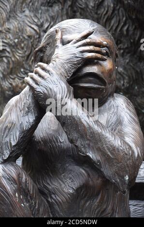 Statue tre sagge scimmie e grande gorilla ad un'Antique Via dello shopping a Colonia Foto Stock