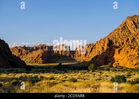 Vista delle montagne, dello Snow Canyon state Park, di Ivins, della Contea sudoccidentale di Washington, dello Utah, Stati Uniti Foto Stock