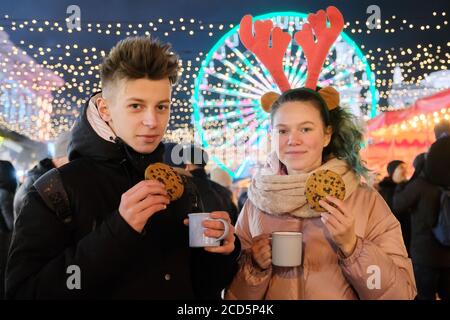 Ritratto di Natale invernale di una felice coppia in vacanza mercato Foto Stock