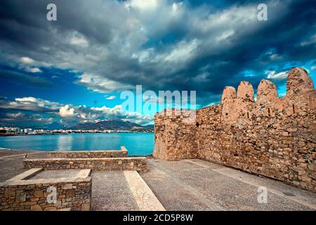 Vista parziale della città di Ierapetra e del suo castello conosciuto come 'Kales'. Prefettura di LASSITHI, isola di Creta, Grecia. Foto Stock