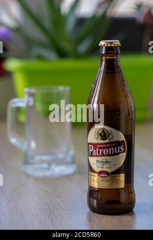 TIMISOARA, ROMANIA - 04 OTTOBRE 2019: Bottiglia di birra del patronus weissbier e una pinta di birra su un tavolo di legno. Prodotto in Germania Foto Stock