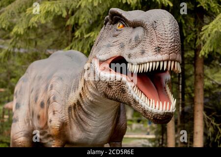 Statua di dinosauro nel parco forestale , immagine di statua di dinosauro in natura per sfondo. Foto Stock