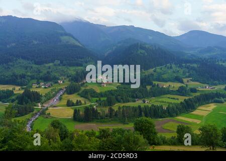 Paesaggio montano a Tesero in Val di Fiemme, Dolomiti, Trentino Alto Adige, Italia, in estate Foto Stock