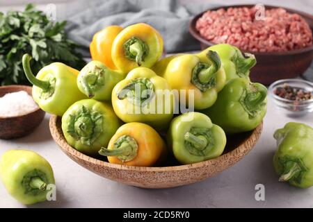 Peperoni biologici, carne tritata, prezzemolo e spezie per preparare peperoni ripieni. Foto Stock