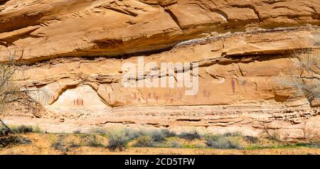 Antichi pittogrammi creati dai nativi americani, Horseshoe Canyon, Canyonlands National Park, Emery County, Utah, USA Foto Stock