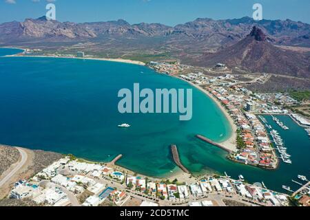 Tetakahui collina Vista aerea del molo e delle barche yacht. Bahia e colline vicino al deserto a San Carlos, sonora, Messico. Golfo della California. Mare di ​​Cor Foto Stock