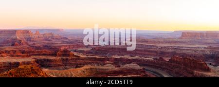 Il Deadhorse Point state Park si affaccia sul Canyonlands National Park al tramonto, Moab, Utah, USA Foto Stock