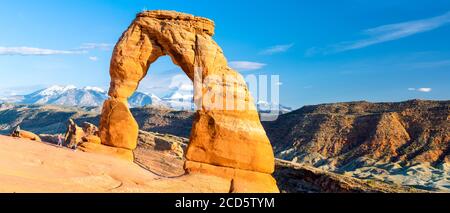 Vista del delicato arco con le montagne la SAL sullo sfondo, Arches National Park, Moab, Utah, USA Foto Stock