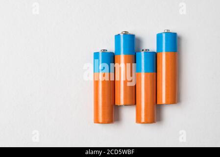 Quattro batterie alcaline AA su sfondo bianco. Spazio di copia. Foto Stock