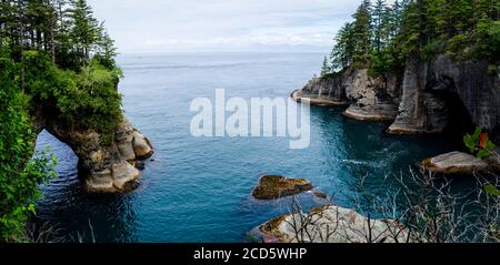 Paesaggio con vista sulla costa dell'Oceano Pacifico con scogliere e archi, Cape Flattery, riserva indiana Makah, Washington, Stati Uniti Foto Stock