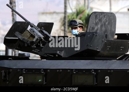 Sahab, Giordania. 26 Agosto 2020. Un membro della sicurezza Giordano si guardia in un checkpoint durante un blocco nel comune di Sahab, 16 km a sud-est di Amman, Giordania, il 26 agosto 2020. La Giordania ha riportato un decesso relativo al coronavirus e 40 nuovi casi, tra cui 30 infezioni locali, mercoledì, portando la caseload a 1,756 con 15 decessi, ha dichiarato il Ministro della Sanità Saad Jaber durante la conferenza stampa. Credit: Mohammad Abu Ghosh/Xinhua/Alamy Live News Foto Stock