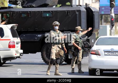 Sahab, Giordania. 26 Agosto 2020. I membri della sicurezza giordana che indossano maschere facciali si trovano a un punto di controllo durante un blocco nel comune di Sahab, 16 km a sud-est di Amman, Giordania, il 26 agosto 2020. La Giordania ha riportato un decesso relativo al coronavirus e 40 nuovi casi, tra cui 30 infezioni locali, mercoledì, portando la caseload a 1,756 con 15 decessi, ha dichiarato il Ministro della Sanità Saad Jaber durante la conferenza stampa. Credit: Mohammad Abu Ghosh/Xinhua/Alamy Live News Foto Stock